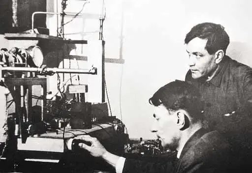 Анатолий Александров и Борис Гаев в 1940е гг ЛФТИ Полноценные измерения и - фото 5