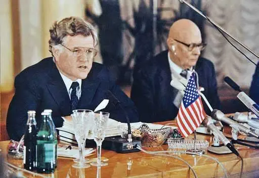 На встрече с Эдвардом Кеннеди в АН СССР 1982 г Я с женой сидел довольно - фото 34