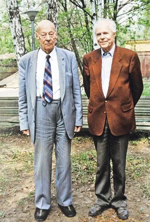 С Рудольфом Мессбауэром 1993 г 1986 год был для Анатолия Петровича невероятно - фото 39