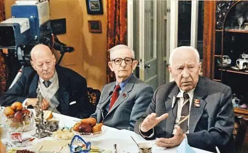 85летие Игоря Курчатова в ИАЭ Вместе с Ю Б Харитоном и Е П Славским В - фото 40