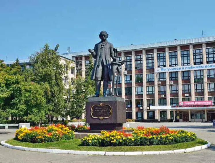 Памятник И И Ползунову около Алтайского государственного университета - фото 18