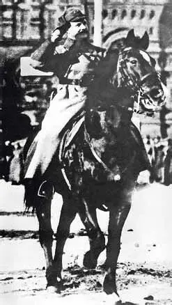 М В Фрунзе принимает парад войск на Красной площади 1925 г Фрунзе не был - фото 22