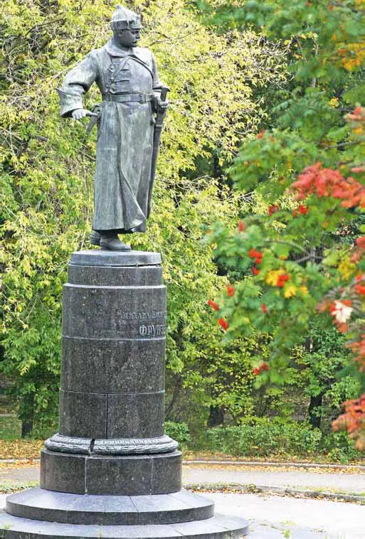 Памятник М В Фрунзе в Иваново Заменивший собой ставленников Троцкого а - фото 23