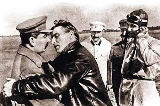 И В Сталин встречает экипаж В П Чкалова на Щелковском аэродроме Сталин - фото 8