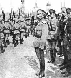 Лавр Корнилова принимает смотр 1917 г Первое знамя Корниловского ударного - фото 10