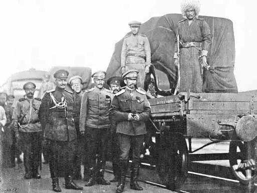 Генерал Л Г Корнилов у эшелона отправляющегося на фронт Могилев август - фото 12