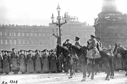 Генерал Л Г Корнилов принимает парад юнкеров на Дворцовой площади Петроград - фото 13