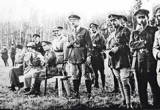 А Колчак с британскими офицерами на Восточном фронте 1918 г В июне 1916 г - фото 35