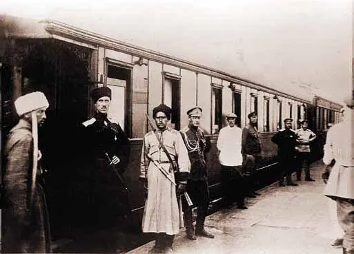 П Н Врангель у штабного поезда Царицын 1919 г К середине сентября - фото 43