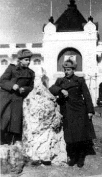 ПортАртур С капитаном Латышевым у здания политотдела 39й армии Май 1946 - фото 2
