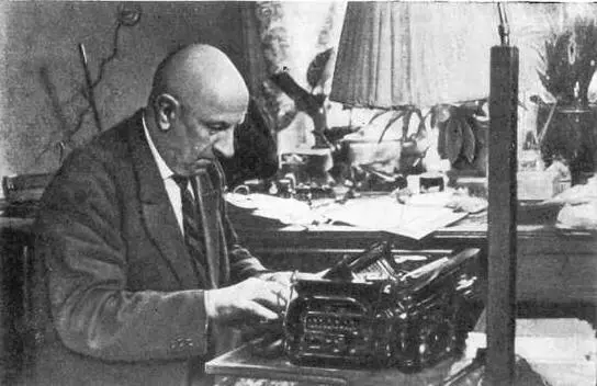 А А Любищев у себя дома в кабинете Улъяновск 1965 г А А Любищев и О - фото 6