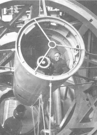 Эдвин Хаббл внутри 200дюймового телескопа Маунт Паломар 2 февраля 1950 года - фото 58