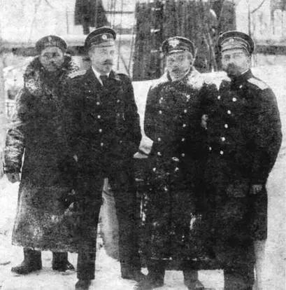 Офицеры Забияки вверху В дежурстве и на вахте ПортАртур Зима с 1902 на - фото 129