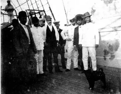 Офицеры Забияки перед сходом на берег 1892 г По возвращению катера с - фото 20