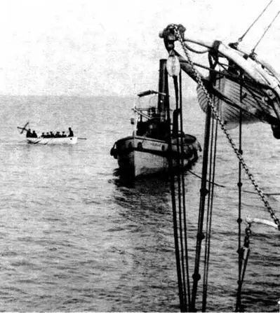 К трапу Забияки подходит катер 1902 г 26 марта крейсер пройдя Проливы - фото 8