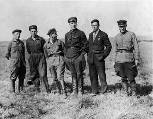 На испытаниях летом 1933 г Второй справа ВИ Дудаков третий БС - фото 95