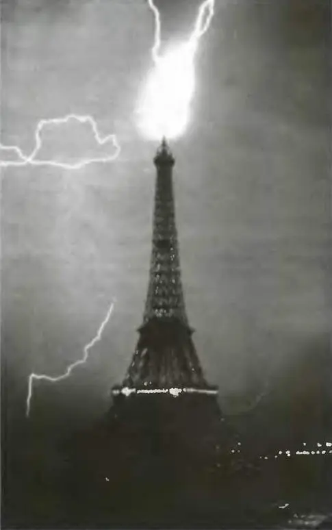 Попадание молнии в Эйфелеву башню Фотография сделана б мая 1919 года - фото 2