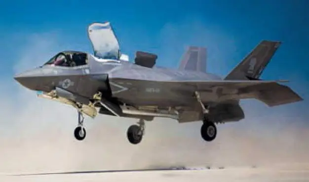 Вертикальная посадка F35B из состава VMFA121 на специальной площадке авиабазы - фото 53