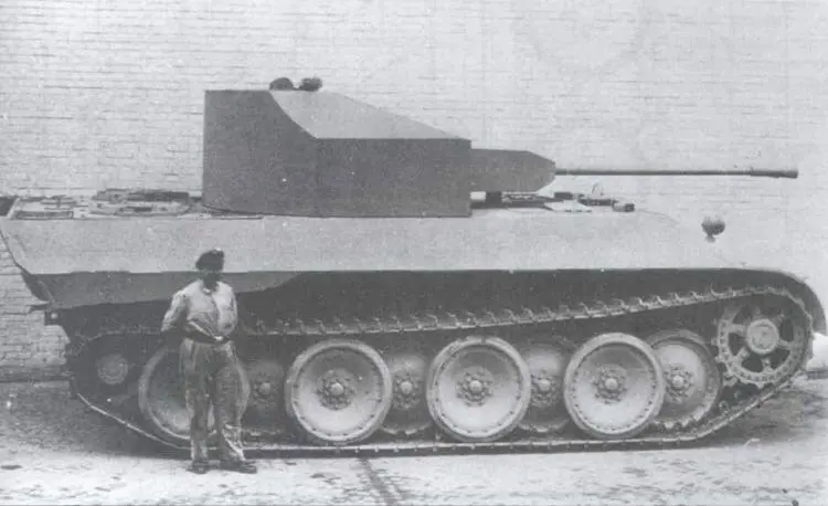 Шасси Пантеры AusfD с установленным на нем деревянным макетом башни ЗСУ - фото 131