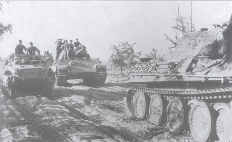 На переднем плане командирский танк SdKfz267 сзади Пантера AusfG и - фото 54