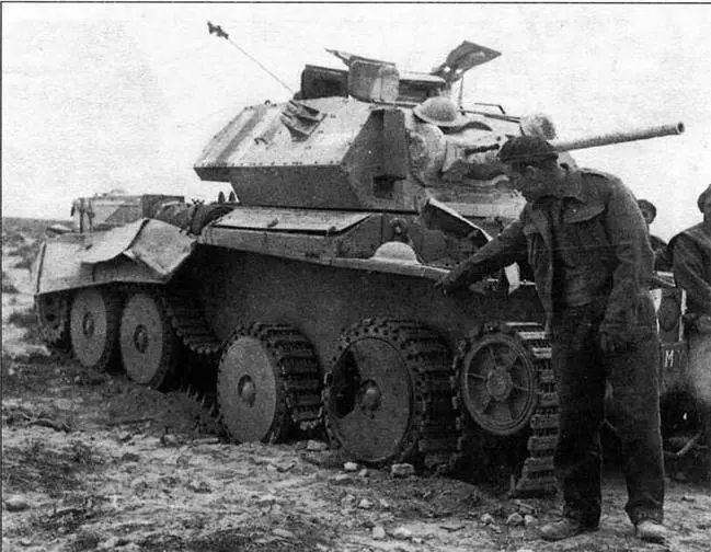 Экипаж танка Mk IVA осматривает повреждения своей машины подорвавшейся на мине - фото 29