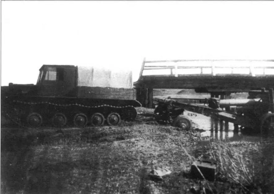 Тягач Я12 со 152мм гаубицей пушкой МЛ20 преодолевает брод Сентябрь 1943 - фото 29