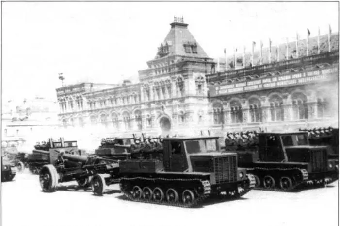 Тягачи Я12 со 122мм пушками А19 на буксире Москва 1 мая 1945 года Быстрое - фото 45