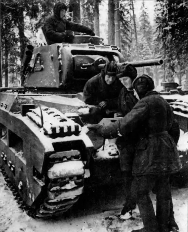 Экипаж танка Матильда уточняет боевую задачу Калининский фронт зима 1942 - фото 101
