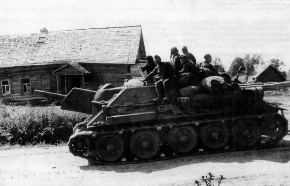 Самоходная установка СУ122 на улице г Старица Калининской области 1943 год - фото 138