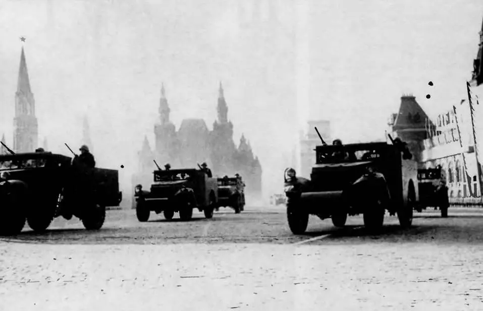 Бронетранспортеры Скаут на Красной площади Москва 7 ноября 1946 года - фото 191