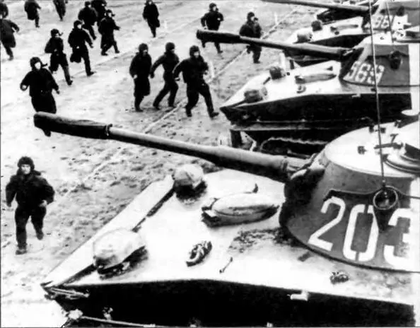 Экипажи занимают места в танках ПТ76 ГСВГ 1963 год БТР50ПК во время - фото 108