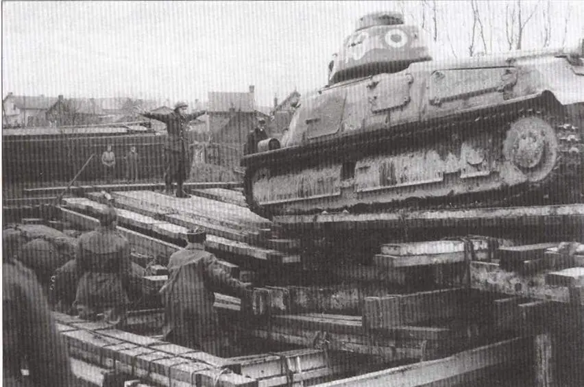Средний танк S35 во время тактических занятий в одной из инженерных частей - фото 38