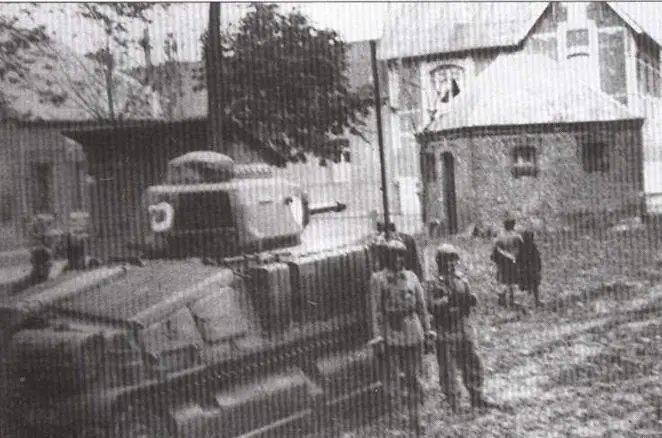 Члены экипажа танка S35 у своей машины Май 1940 года После разгрома Франции - фото 39