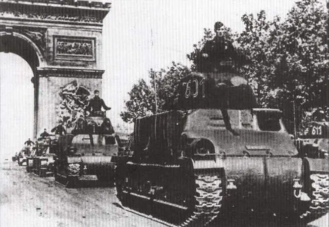 Колонна танков S35 одной из частей Вермахта проходит под Триумфальной аркой в - фото 43
