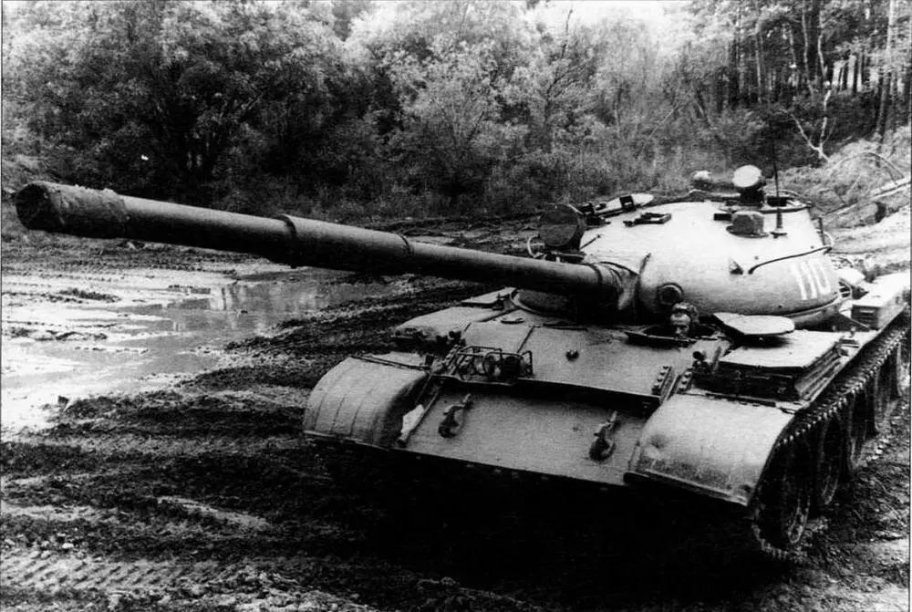Средний танк Т62 на полигоне К концу 1950х годов основным вооружением - фото 2