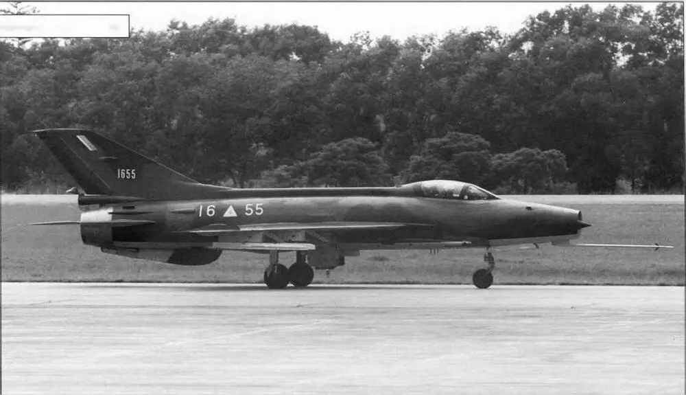 Перехватчик F7M ВВС Мьянмы аэропорт Янгун начало 2008 г Эта китайская - фото 57