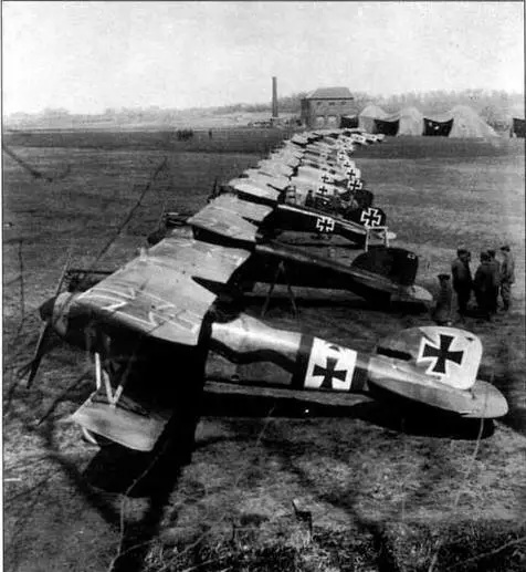 Jasta 11 на аэродроме Рукур в середине апреля 1917 г Командирская машина - фото 28