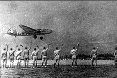 Аэродром Кларк под японскими бомбами 8 декабря 1941 г На фото видно очень - фото 57