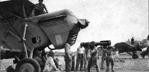 Подвеска бомб к самолету Ки3 Китай 1938 г Линейка легких - фото 55