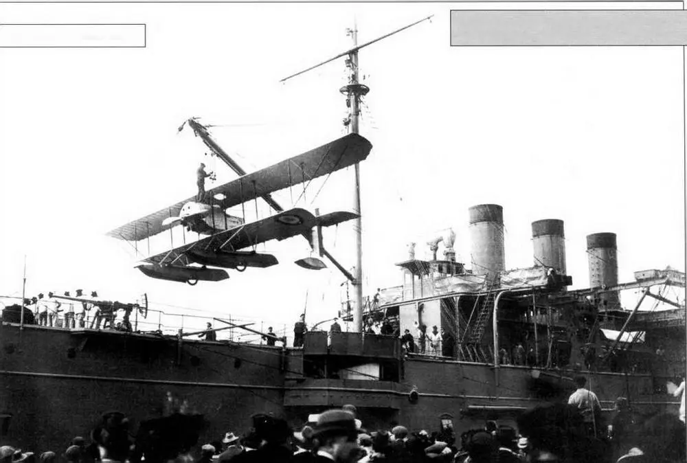 Подъем гидроплана Кодрон G3 на борт Фудра 1914 г Миноноски А и В На - фото 65