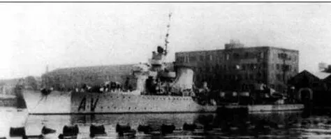 Авиере в Таранто конец 1941 г Эсминец несет темносерую окраску со светлой - фото 107