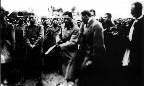 Похороны аса Йозеф фон Майер бросает первую горсть земли Но это случилось - фото 36