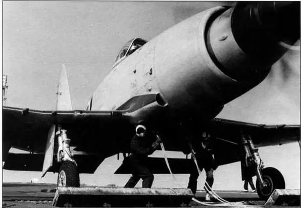Полготовка к старту Уайверна 813й эскалрильи авианосца Игл 1954 г - фото 58