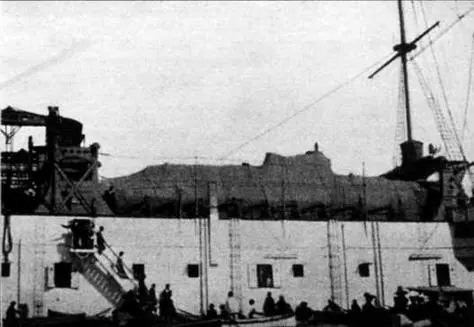 Подводная лодка на борту Фудра крупным планом 1910 г В марте морской - фото 79