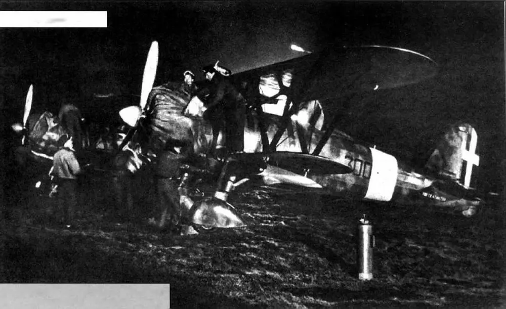 Подготовка к вылету CR42CN из 300й эскадрильи Чиампино 1941 г Вторая - фото 63