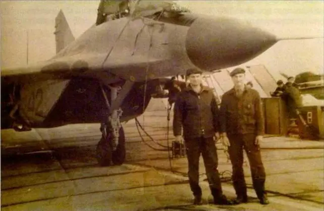 Инженеры 3го ато В Гузев и А Будников перед началом полетов около самолета - фото 112