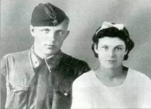 Дмитрий Кокорев с женой Екатериной в день свадьбы 6 августа 1940 г одну - фото 60