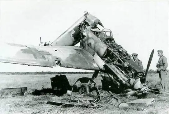 Даже при столь чудовищных повреждениях крыло Мессершмитта BF 109 оставалось - фото 67