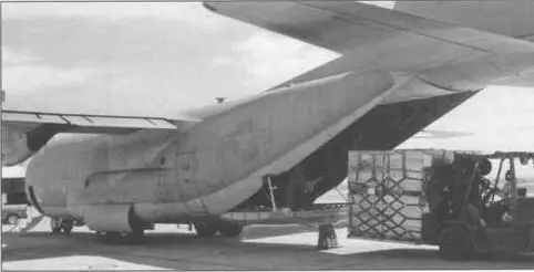 Загрузка грузов на поддонах в Ан12 и Геркулес Второй опытный экземпляр - фото 95