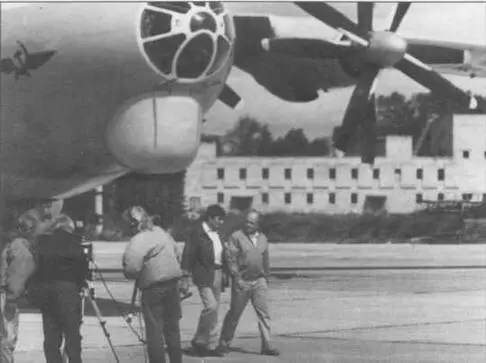 Летчикииспытатели ЮВ Курлин и ВВ Мигунов идут в центре возле Ан22 - фото 100